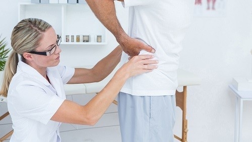 Nếu tình trạng đau lưng xuất hiện sau khi bị ngã hoặc chấn thương, nên đi khám ngay.