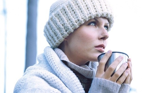 Không khí khô, gió mùa khắc nghiệt là những yếu tố kích thích có thể dẫn đến cay mắt, ngứa và nhìn mờ