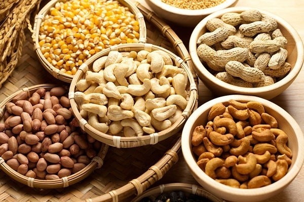 Óc chó, hạt dẻ, các loại ngũ cốc nguyên hạt,.. rất giàu omega 3 và chất chống oxy hóa. Sử dụng thường xuyên các loại hạt này sẽ có tác dụng giúp chống lại bệnh ung thư phổi, bệnh phổi tắc nghẽn mạn tính.