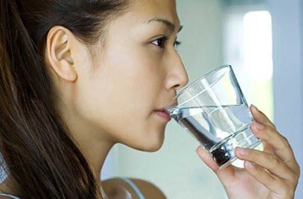 Nước muối nên pha vừa miệng, sau khi súc sạch khoang miệng, bạn nên ngửa cổ ra sau để nước muối xuống họng. Mỗi ngày bạn có thể làm khoảng 3 -4 lần.