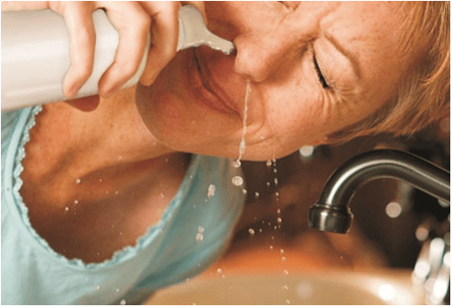 Nước muối sẽ chạy qua đường mũi và thoát ra khỏi lỗ mũi khác của bạn