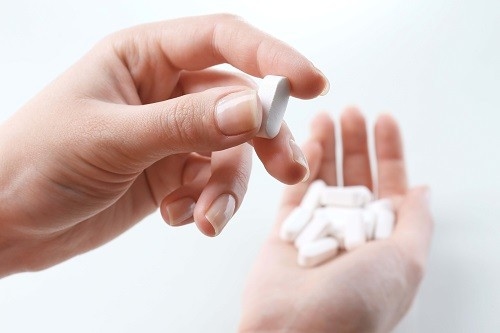 emNgười bệnh viêm gan B tuyệt đối không được sử dụng các loại thuốc bổ sung hoặc thảo dược nếu chưa có hỏi ý kiến của bác sĩ điều trị./em