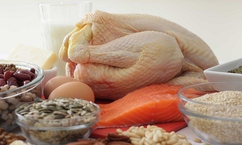 emNgười bệnh viêm gan B nên theo dõi lượng protein tiêu thụ hàng ngày vì quá nhiều protein có thể gây ra bệnh não gan, một căn bệnh đặc trưng bởi rối loạn tâm thần./em