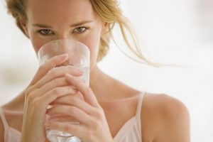 Ngoài bệnh về răng miệng, khô miệng cũng là một triệu chứng phổ biến của bệnh tiểu đường, viêm khớp dạng thấp, lupus ban đỏ hệ thống và hội chứng Sjogren