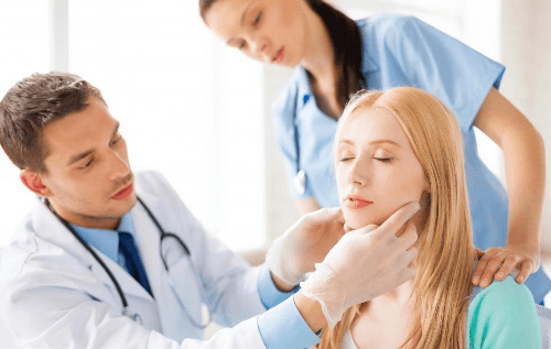 Bạn nên đến cơ sở chuyên khoa để thăm khám sớm khi có triệu chứng viêm thanh quản