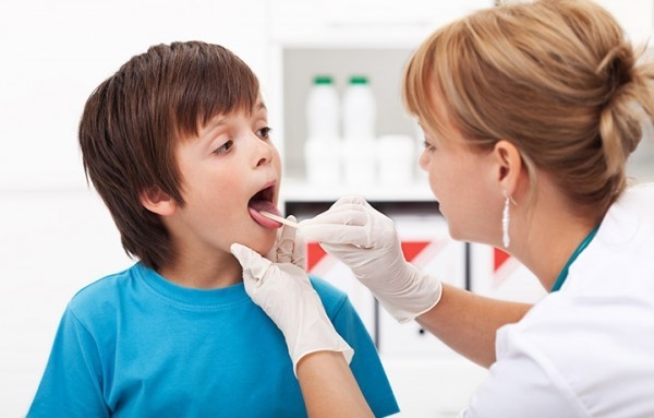 Bạn nên đưa trẻ đến cơ sở chuyên khoa để thăm khám và điều trị khi viêm nắp thanh quản