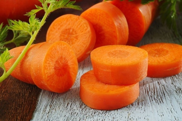 Cà rốt là nằm trong danh sách các thực phẩm tuyệt vời giúp ngăn chặn các vấn đề về hô hấp. Cà rốt rất giàu vitamin A và C, hai dưỡng chất giúp tăng cường sức khỏe phổi rất tốt