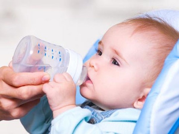 Khi trẻ bị viêm phế quản cần bổ sung nhiều nước