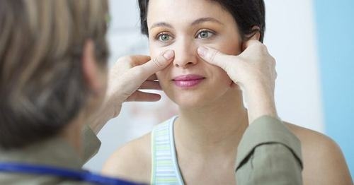 Bạn nên đến cơ sở chuyên khoa để thăm khám và điều trị bệnh viêm mũi dị ứng cấp tính