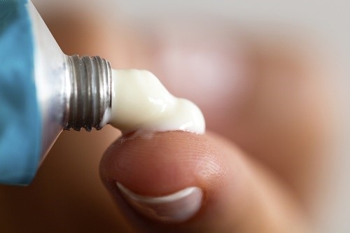 Thuốc bôi có tác dụng giảm đau, giảm ngứa.