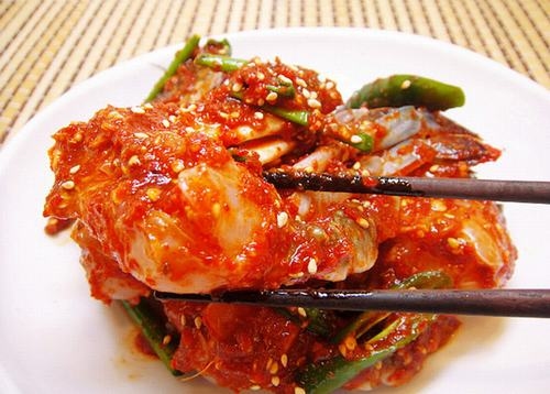 Ăn món cay như ớt, tiêu, gừng thì sẽ làm cho họng cảm thấy bị rát sưng lên nhiều hơn.
