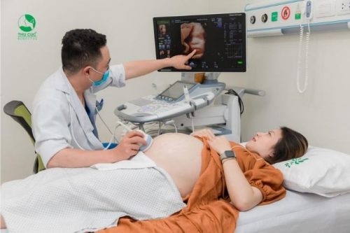 Mẹ phát hiện tình trạng dây rốn quấn cổ thông qua việc khám thai định kỳ và siêu âm định kỳ. bà bầu không nên với tay cao