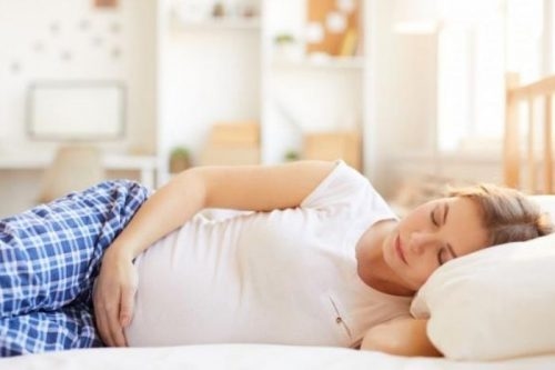 Nằm nghiêng về bên trái là tư thế tốt cho cả mẹ và thai nhi