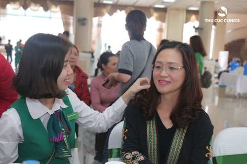 Tại sự kiện, Thu Cúc còn tổ chức tư vấn miễn phí và tặng quà