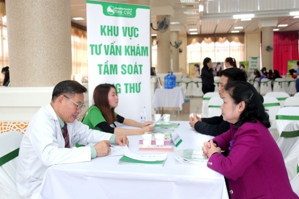 Phó Giáo sư – Tiến sĩ, Thầy thuốc nhân dân Đoàn Hữu Nghị- trực tiếp viên thăm khám, tư vấn tầm soát ung thư cho người bệnh