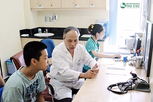 Khi đi khám, người bệnh sẽ được bác sĩ tư vấn cách phòng bệnh lây qua đường tiêu hóa