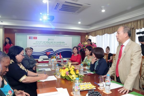 Thứ trưởng Bộ Y tế Cuba và đại sứ Cuba tại Việt Nam cùng đại diện Sở Y tế Hà Nội tham dự lễ kí