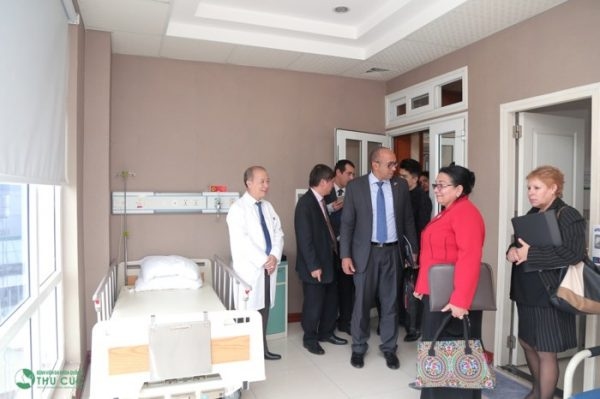 Đoàn Cuba thăm các khoa phòng tại bệnh viện Thu Cúc