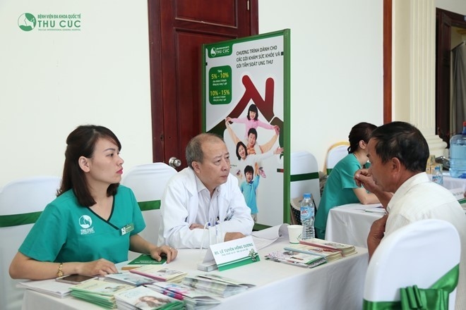 Theo lịch thì 10h mới bắt đầu khám bệnh, nhưng từ sáng sớm người dân đã đến rất đông