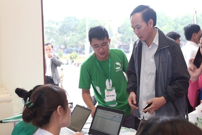 Để đảm bảo ổn định, nhân viên của bệnh viện đã phát phiếu theo thứ tự và hướng dẫn tận tình tại từng khu vực khám cho mọi người.