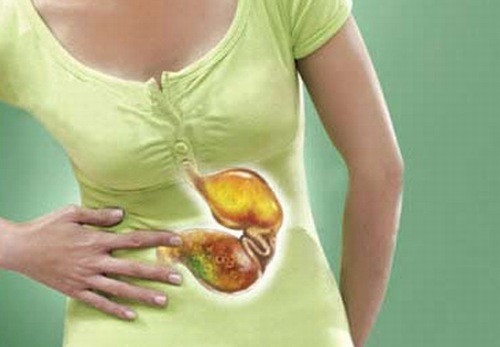 Đau tức vùng bụng trên là một trong những dấu hiệu điển hình của viêm loét dạ dày giai đoạn đầu. Vùng bụng trên rốn thường xuất hiện những cơn đau bất thường, ngày càng dày và nặng hơn khi đói quá hoặc no quá có thể là dấu hiệu cảnh báo bệnh dạ dày nghiêm trọng.