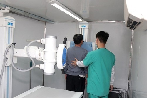 Xe khám chữa bệnh lưu động bao gồm đầy đủ trang thiết bị hiện đại, trong đó có máy chụp X-quang lưu động cũng được huy động đến để phục vụ người dân một cách tốt nhất.