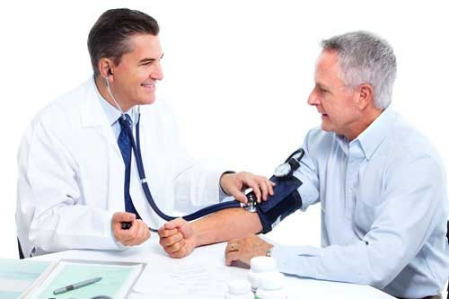 Việc điều trị bệnh cần được bác sĩ chuyên khoa trực tiếp thăm khám và điều trị