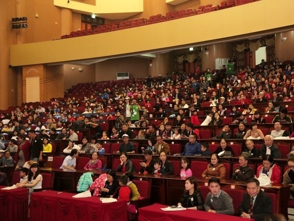 Nhiều người có mặt xem chương trình hài kịch trong chiến dịch “Không ai phải sợ” để từ đó hiểu hơn về vai trò của tầm soát ung thư