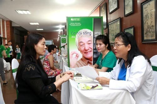 Bác sĩ Đỗ Tuyết Mai (BV Thu Cúc) đang tư vấn sức khỏe cho người dân Quảng Ninh.