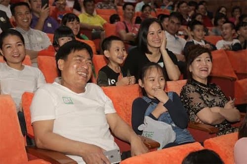 Người dân Quảng Ninh có một buổi tối tràn ngập tiếng với các tiết mục hài đặc sắc của các nghệ sĩ nổi tiếng.