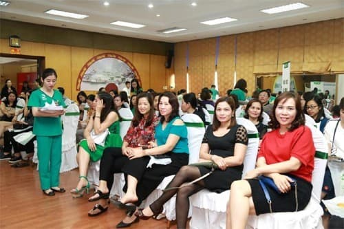 Dù rất sớm, nhưng tại Cung văn hóa lao động Việt Nhật, thành phố Hạ Long, Quảng Ninh đã có rất nhiều người đến khám