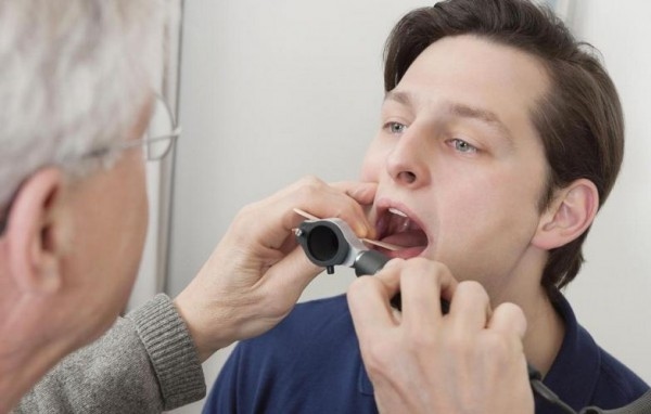 Bạn nên đến cơ sở chuyên khoa để được thăm khám và điều trị khi viêm thực quản trào ngược