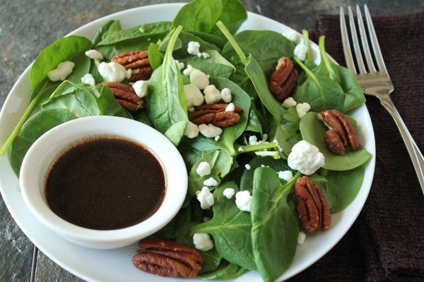 Rau lá màu xanh đậm rất giàu chất dinh dưỡng, bao gồm cả magie - giúp làm giãn mạch máu, có tác dụng tương tự như Viagra.