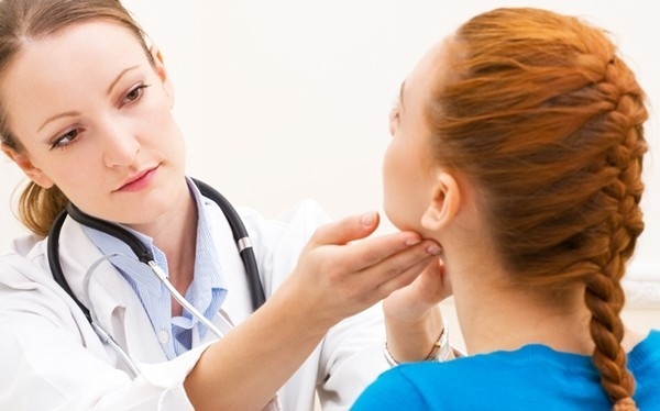 Bạn nên đến cơ sở chuyên khoa để được thăm khám và điều trị khi mắc bệnh tuyến giáp