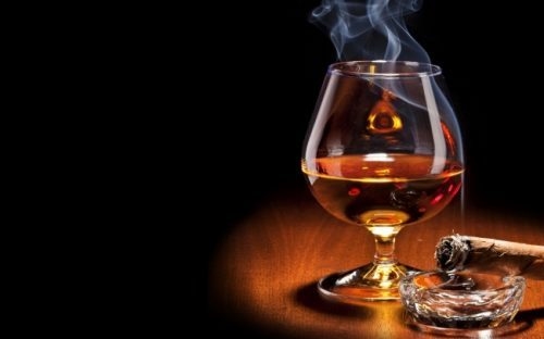 Đồ uống có ga, đồ uống lên men, đồ uống cay nóng... đều cần tránh sử dụng khi mắc bệnh dạ dày. Đặc biệt, người bệnh cần kiêng các thức uống chứa thành phần chất kích thích như caffeine và cồn, chẳng hạn rượu, bia, cafe, nước chè... Chất caffeine làm tăng sản xuất acid dạ dày, có thể làm tăng kích thích và gây ra những cơn đau dạ dày. Rượu có thể gây kích ứng và mài mòn niêm mạc dạ dày và dẫn đến tình trạng chảy máu từ vết loét trong dạ dày.