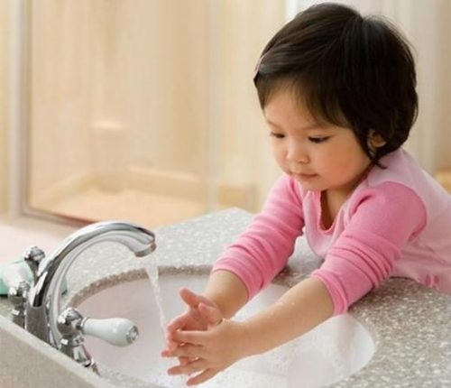 Tạo thói quen vệ sinh cá nhân tốt cho trẻ để phòng các bệnh tiêu hóa mùa đông