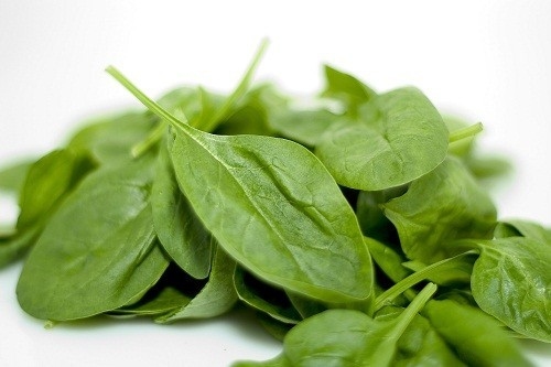 Rau bina là lựa chọn để bổ sung vitamin E cho cơ thể, giúp làm giảm lượng cholesterol trong máu.