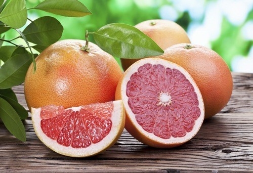 Bưởi là lựa chọn rất lành mạnh cho bệnh nhân tiểu đường. Người bị tiểu đường có thể dùng một nửa trái bưởi đỏ mỗi ngày.