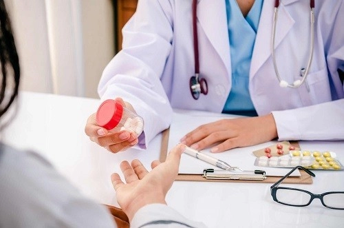 triệu chứng nhồi máu cơ tim: tê ở cánh tay và bàn tay