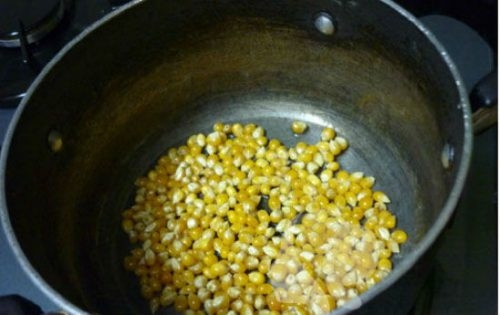 Món ngô rang vốn là món ăn khoái khẩu với nhiều người. Tuy nhiên, với người mắc bệnh đường ruột, đây lại là một trong những loại thực phẩm khó tiêu hóa nhất vì đó là ngũ cốc nguyên hạt. Vì vậy, người bệnh không nên ăn ngô rang. Theo các chuyên gia dinh dưỡng, ngô rang hay các loại thực phẩm khó tiêu nói chung đều có thể gây bất lợi cho người mắc bệnh đường ruột.