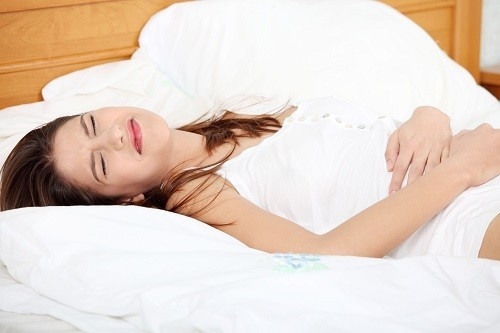 Các triệu chứng khó chịu của viêm loét đại tràng có thể khiến người bệnh bị mất ngủ, khó đi vào giấc ngủ.