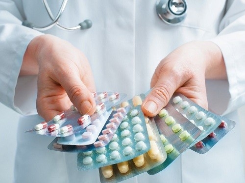 Bác sĩ có thể chỉ định sử dụng thuốc để làm giảm nồng độ cholesterol, ngăn chặn nguy cơ bị nhồi máu cơ tim hoặc đột quỵ