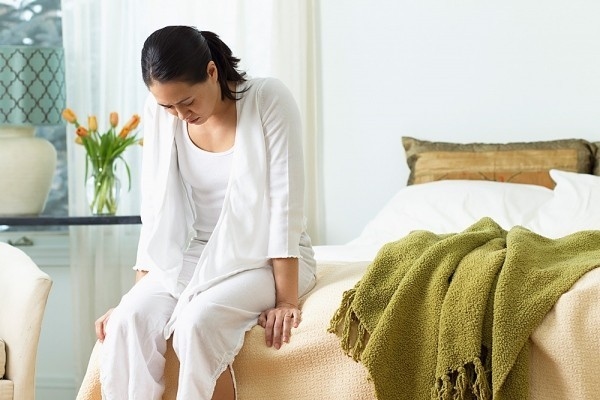 Bụng dưới chướng, đau vùng thắt lưng có thể xảy ra khi đặt vòng tránh thai