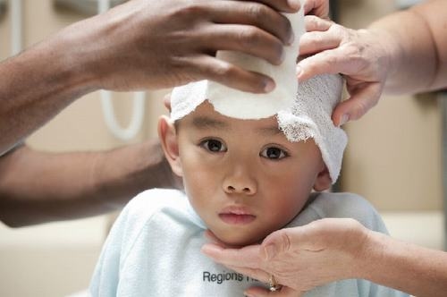 Trẻ bị chấn thương sọ não cần được thăm khám và theo dõi chu đáo