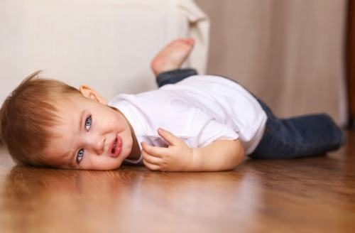 Sau chấn thương, trẻ thường có những biểu hiện như quấy khóc, đôi khi vật vã hoặc, rên rỉ và bỏ bú