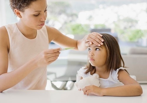 Trẻ bị sốt xuất huyết, cha mẹ cần hạ sốt đúng cách cho trẻ