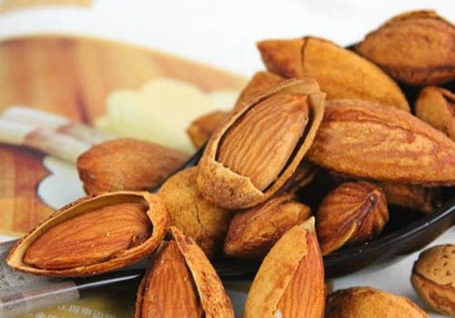 Hạt hạnh nhân ăn vừa ngon vừa bổ. Nhất là với người bị bệnh trào ngược dạ dày thực quản. Hạnh nhân sống là thực phẩm sản sinh chất alkaline có thể làm cân bằng độ pH cho cơ thể. Đây cũng là nguồn cung cấp canxi hữu hiệu. Đặc biệt, nên ngâm hạnh nhân qua đêm để dễ ăn hơn và đây là một mẹo chữa trào ngược dạ dày thực quản bạn nên lưu ý.