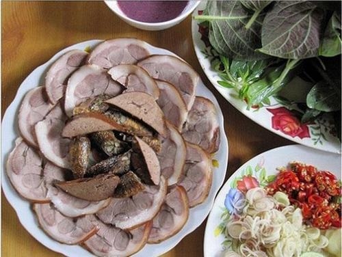 Thịt chó sẽ dễ hình thành sẹo lồi, khiến da bị rạn và sần cứng hơn.