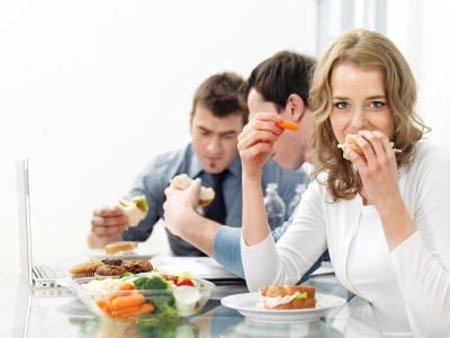 Dùng chung bát đũa, ăn cùng mâm với người bệnh viêm loét dạ dày rất dễ lây do vi khuẩn Hp