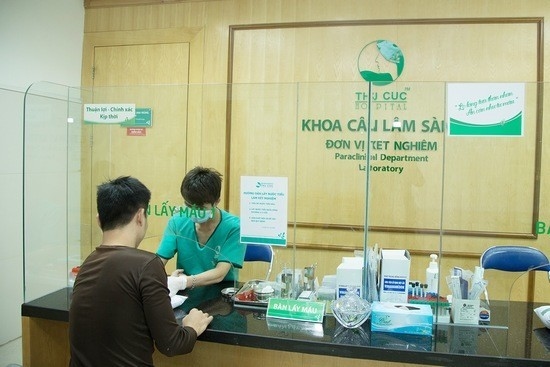Tại bệnh viện Thu Cúc, người bệnh trước khi thực hiện cắt bao quy đầu được thăm khám sức khỏe kỹ lưỡng.